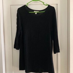 3/4 length sleeve black shirt